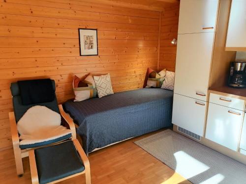 施瓦岑贝格Ferienwohnung Brittenberg Alpaka的小房间设有一张床和一把椅子