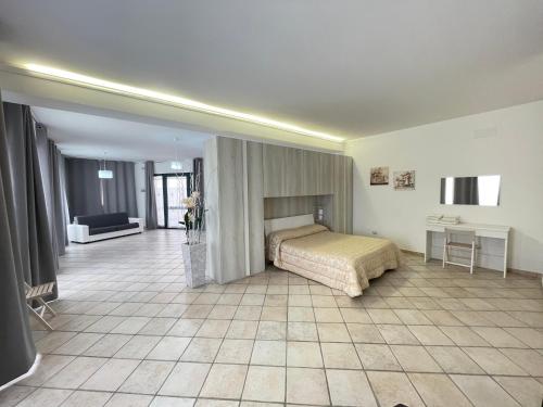 塔维亚诺MARTINA HOLIDAYS HOUSE的卧室配有1张床,铺有瓷砖地板。