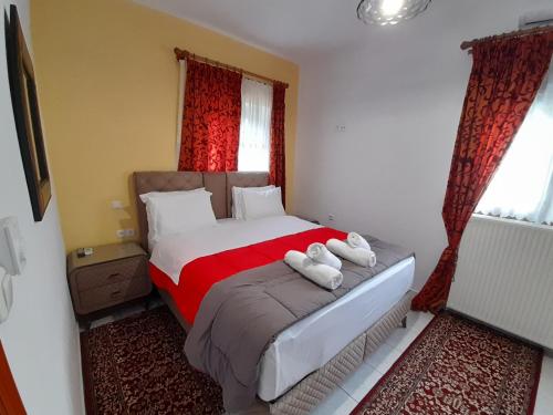 卡兰巴卡Zosimas House的一间卧室配有一张床,上面有两条毛巾