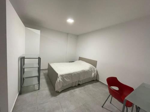 罗萨里奥Departamento Oroño的卧室配有1张床、1张桌子和1把椅子