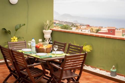 San Juan de la RamblaGreen Sky的阳台上配有桌椅和一篮水果