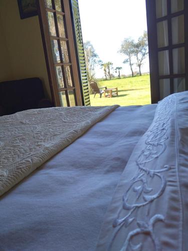 圣安东尼奥德阿雷科La Perdida Casa de Campo的田野景客房的一张床位