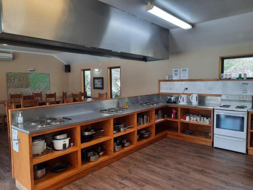 阿瑟山口Mountain House的一个带木制橱柜和炉灶的大厨房