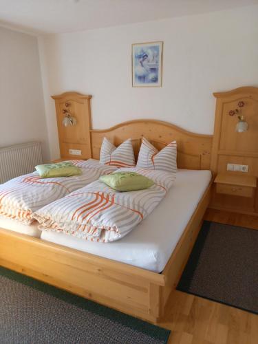 乌姆豪森Haus Panorama的一间卧室配有一张带枕头的大型木制床。