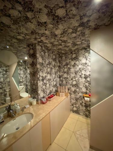 Settsu沙邦酒店（仅限成人入住）的一间带水槽和镜子的浴室