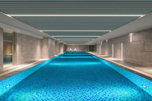 长沙长沙雅诗阁湘江财富金融中心服务公寓的大楼内的一个蓝色海水游泳池
