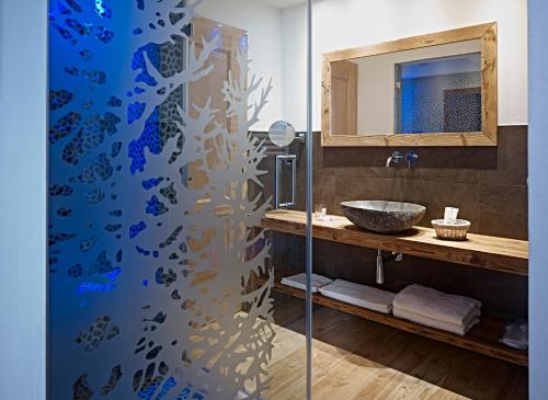 莫埃纳Ciasa Mancin Suite-Apartments的一间带水槽和镜子的浴室