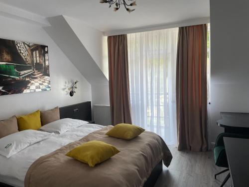 布拉索夫7Soapte的一间卧室配有一张带黄色枕头的床。
