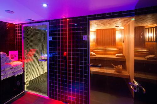 巴黎普拉坦酒店的浴室配有紫色灯具和淋浴