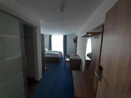 莱奇根Landgasthof Hotel Lamm的走廊上设有一间卧室的酒店客房