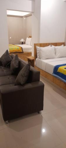 艾湄湾艾湄海洋度假村的带沙发和2张床的客厅