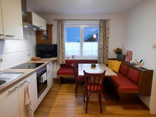 OberwangHoliday Home Mayrhofer - MON240 by Interhome的一个带桌椅和窗户的小厨房
