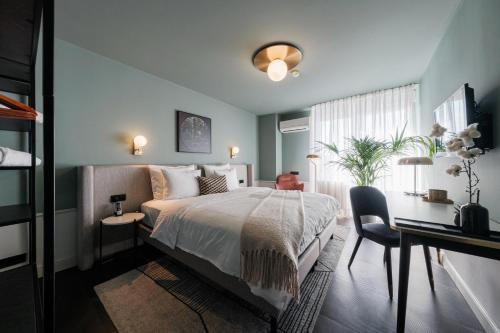 普福尔茨海姆普福尔茨海姆酒店的一间卧室配有一张床、一张桌子和一张书桌