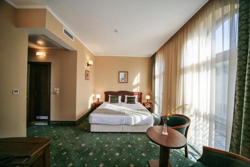 哈斯科沃利特洛酒店的酒店客房设有一张床和一个大窗户