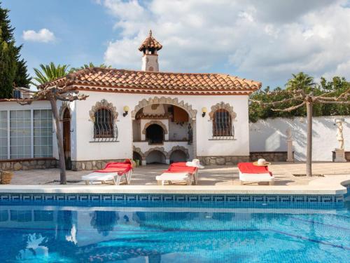 迈阿密普拉特亚Villa Rustical Mont Roig by Interhome的一座带游泳池和大楼的别墅