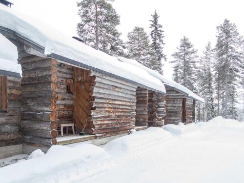 鲁卡Holiday Home Saukkokumpu 3 by Interhome的小木屋,屋顶上积雪