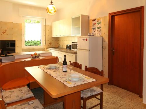 卡尔多纳佐Apartment Casa Irene by Interhome的厨房配有桌子和白色冰箱。