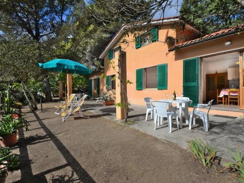 里奥内莱尔巴Apartment Campo Grande-2 by Interhome的庭院配有桌椅和遮阳伞。