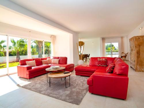 维耶亚高原Villa Villa del Maestro by Interhome的客厅配有红色的沙发和桌子