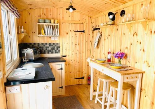 珀斯Remarkable Shepherds Hut in a Beautiful Location的小屋内的厨房设有水槽和台面