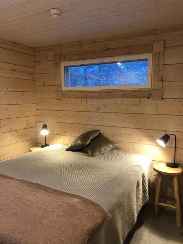 鲁卡Rokovan Helmi - Natural peace in Ruka-Kuusamo的小木屋内一间卧室,配有一张床