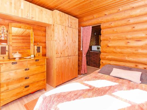 LiperiHoliday Home Suvituuli by Interhome的一间卧室设有一张床和木墙