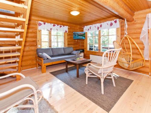 LiperiHoliday Home Suvituuli by Interhome的小屋内的客厅配有沙发和椅子