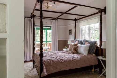 Mount GloriousMaiala Park Lodge的卧室配有带枕头的天蓬床