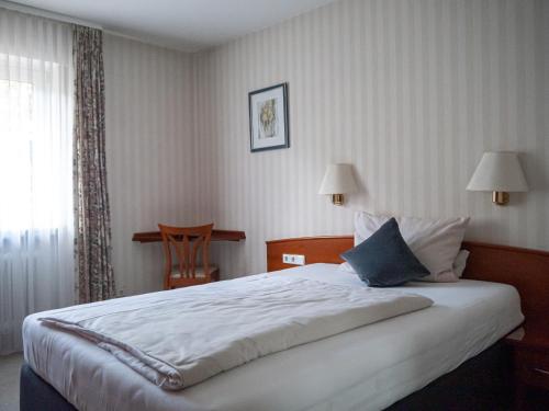 巴特温嫩贝格帕克酒店的一间卧室设有一张大床和窗户