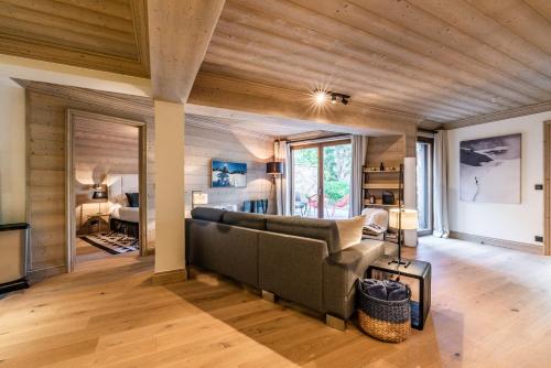Apartment Padouk Moriond Courchevel - by EMERALD STAY的休息区