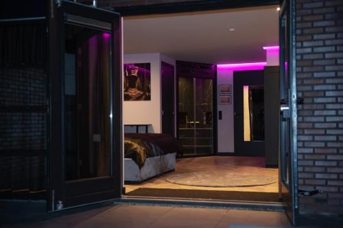 斯赫拉芬赞德Royal Suite的一间设有一张床和紫色光的房间