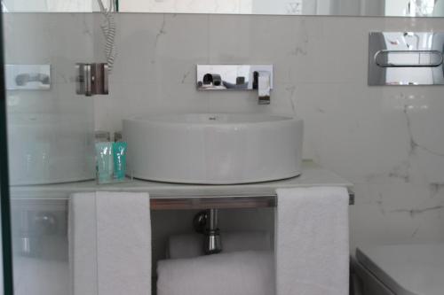 科尔多瓦流苏精品酒店的浴室配有白色水槽和2条毛巾