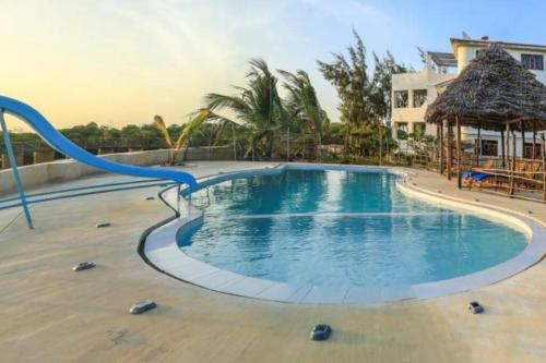 拉穆MANDA ISLAND Private Villa的度假村内带滑梯的游泳池