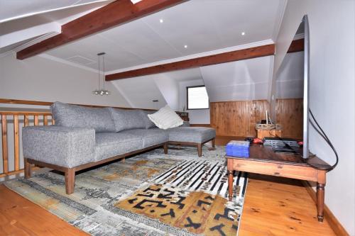 莫塞尔湾Cyprus Manor 12的客厅配有沙发和桌子