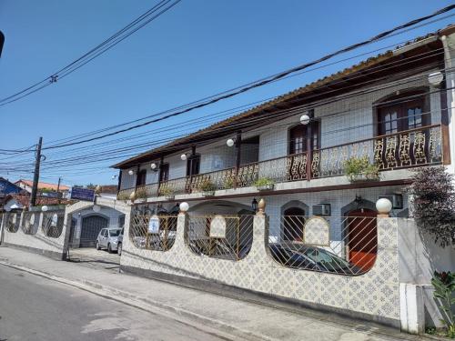帕拉蒂Pousada Caravelas - Centro de Paraty的街道上设有窗户和阳台的建筑