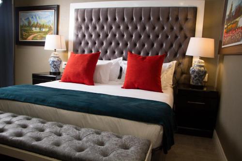 波罗瓜尼Sasavona Boutique Hotel的一间卧室配有一张带红色枕头的大床