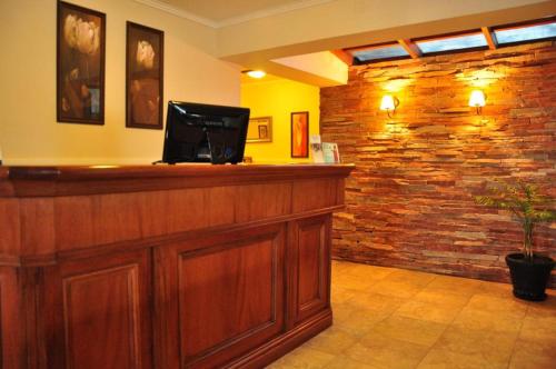 科洛尼亚-德尔萨克拉门托Ayres House的一间法律事务所的审判室,配有带石墙的木酒吧