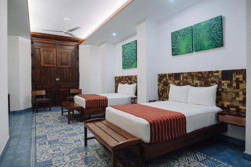 格拉纳达Rouge By La Gran Francia的酒店客房带两张床和长凳