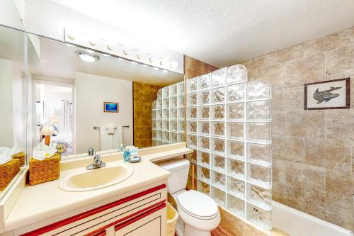 怀卢库Lauloa Resort 303的一间带水槽和卫生间的浴室