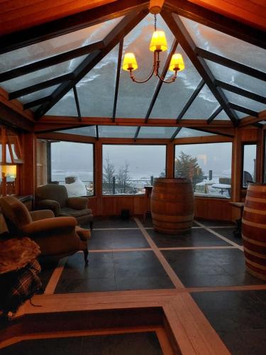 乌斯怀亚Ushuaia Lodge Las Margaritas 430的客厅设有带大窗户的大房间