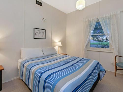 仙女港Plovers Rest的白色的卧室设有床和窗户