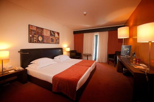 圣克鲁斯圣克鲁兹格尔别墅酒店的配有一张床和一张书桌的酒店客房
