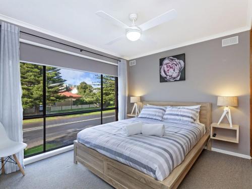 仙女港Eastern Beach Unit 7的一间卧室设有一张床和一个大窗户