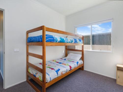 仙女港Julieanne的一间卧室设有两张双层床和一扇窗户。