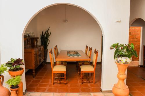 贾丁La Casa de Ana的一间设有桌子和一些植物的用餐室