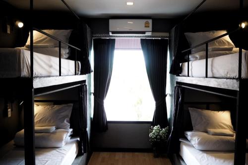 乌隆他尼拉马里拉旅舍的客房设有三张双层床和窗户。