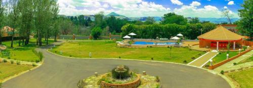 LeribeMountain View Hotel - Lesotho的享有公园空中美景,设有游乐场