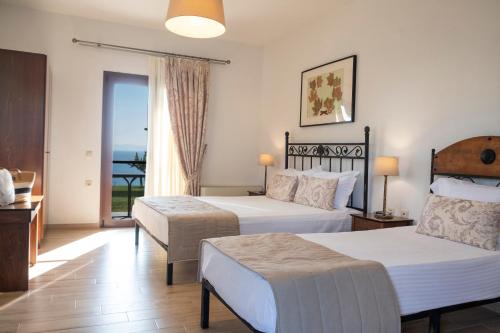 阿菲托斯Aegean Blue Horizon的酒店客房设有两张床和一个阳台。