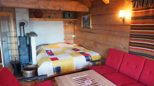 KlevollKlævold utleigehytte的客房设有床、沙发和桌子。