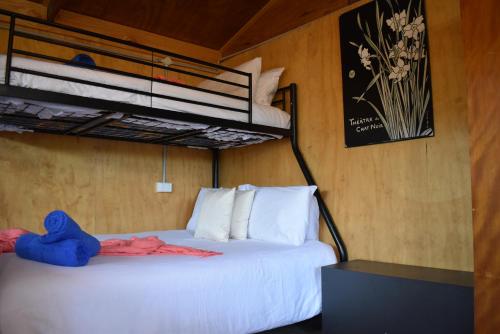 Booker BayDiscover Bali in Booker Bay的一间卧室配有两张床和一张双层床。